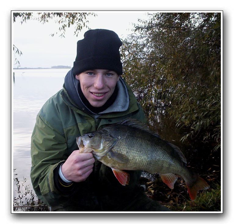Lasse Højrup med sin MEGA aborre på 2.050 kg