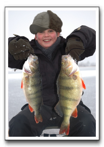 13-årige Jonas Laigaard med aborre på 900 og 1600 fra Sjørup Sø.