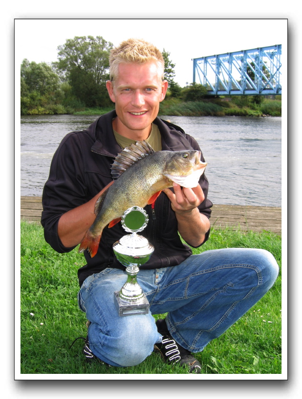 Jan Post med Gudenå aborre på 1.325 gr. - 44 cm.