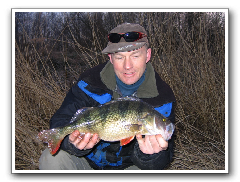 David Lee med en kilos aborre.