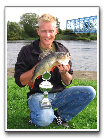 Jan Post med Gudenå aborre på 1.325 gr. - 44 cm.