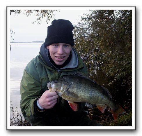 Lasse Højrup med sin MEGA aborre på 2.050 kg