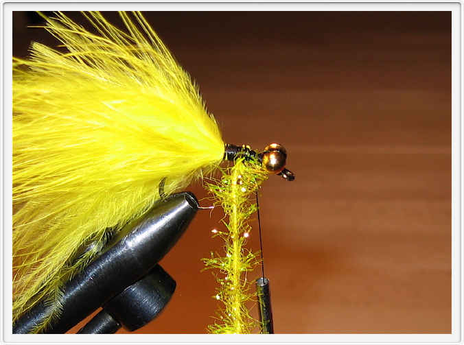 Bind kaktus chenillen fast og tørn den frem mod hovedet. Afslut med bindetråden lige bag hovedet.