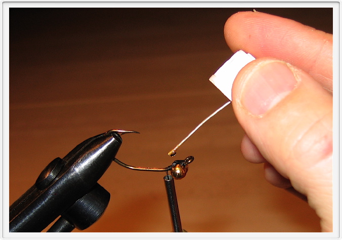 Put lak på for at få dem til at sidde godt fast.