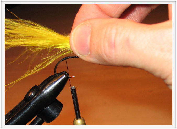 Bind det på i starten af  krogbøjningen.