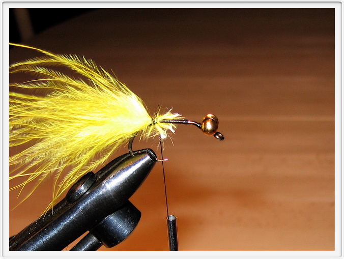 Sæt små bundter marabou på indtil du har den ønskede fylde.